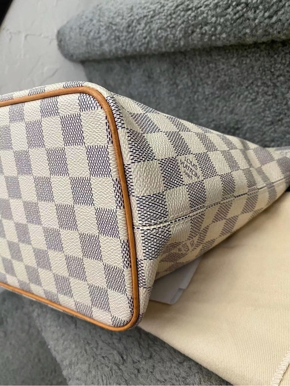 Louis Vuitton Saleya Damier Azur Tote in Cream and Tan Leather PM - Picture 8 of 16